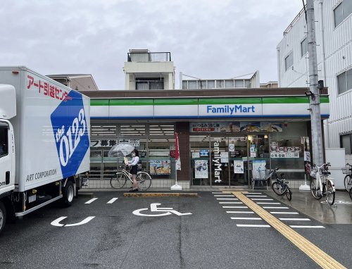 コンビニ　ファミリーマート　東田辺三丁目店（コンビニ）まで381m