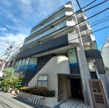 建物外観　鉄筋コンクリート造のがっちりとした建物。