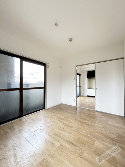 その他部屋・スペース　窓が多く明るいお部屋です。