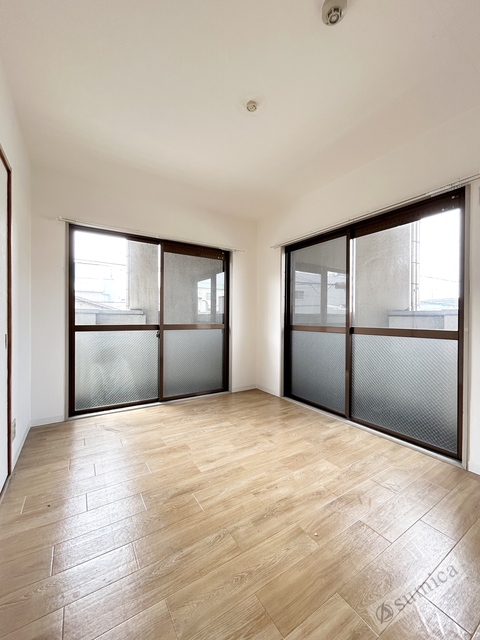 バルコニー　内装は落ち着いています。明るいお部屋へようこそ。