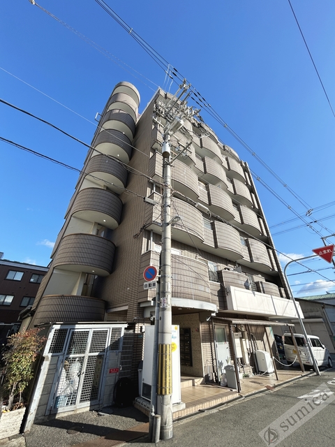 建物外観　７階建て・エレベーター完備