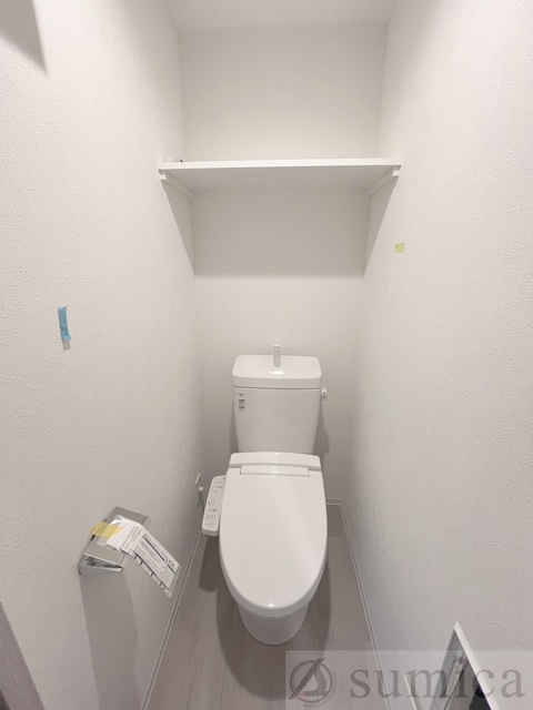 トイレ　人気アイテムの温水洗浄便座。清潔感のあるトイレです。