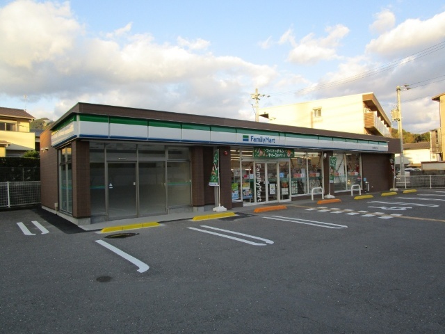 コンビニ　ファミリーマート高知東秦泉寺店（コンビニ）まで231m