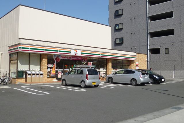 コンビニ　セブンイレブン（コンビニ）まで620m