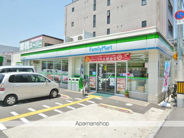 コンビニ　ファミリーマート（コンビニ）まで717m