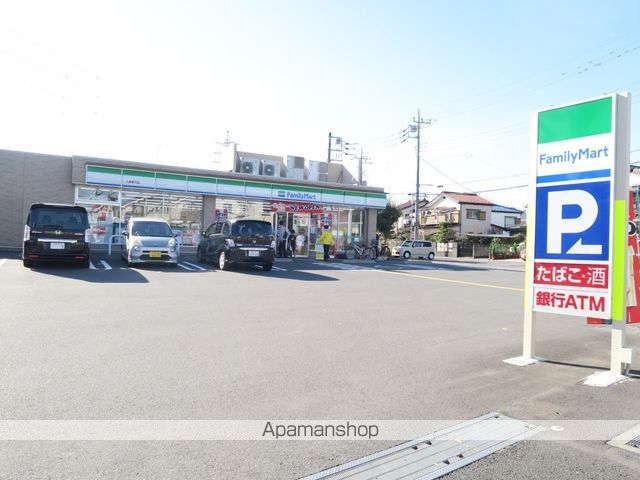 コンビニ　ファミリーマート（コンビニ）まで650m