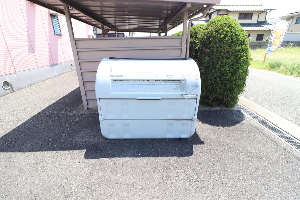 その他　敷地内にはゴミ置き場も♪