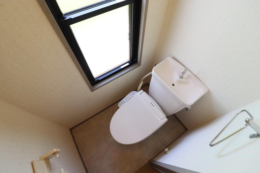 トイレ　トイレにも小窓が♪