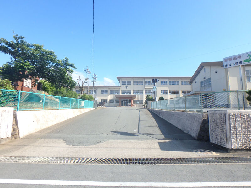 小学校　松阪市立第五小学校（小学校）まで662m