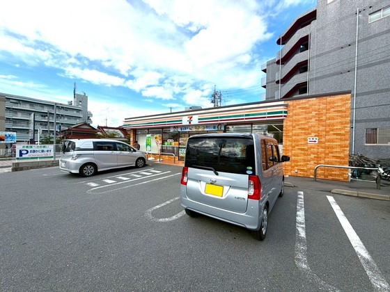 コンビニ　セブンイレブン東広島西条下見中央（コンビニ）まで268m