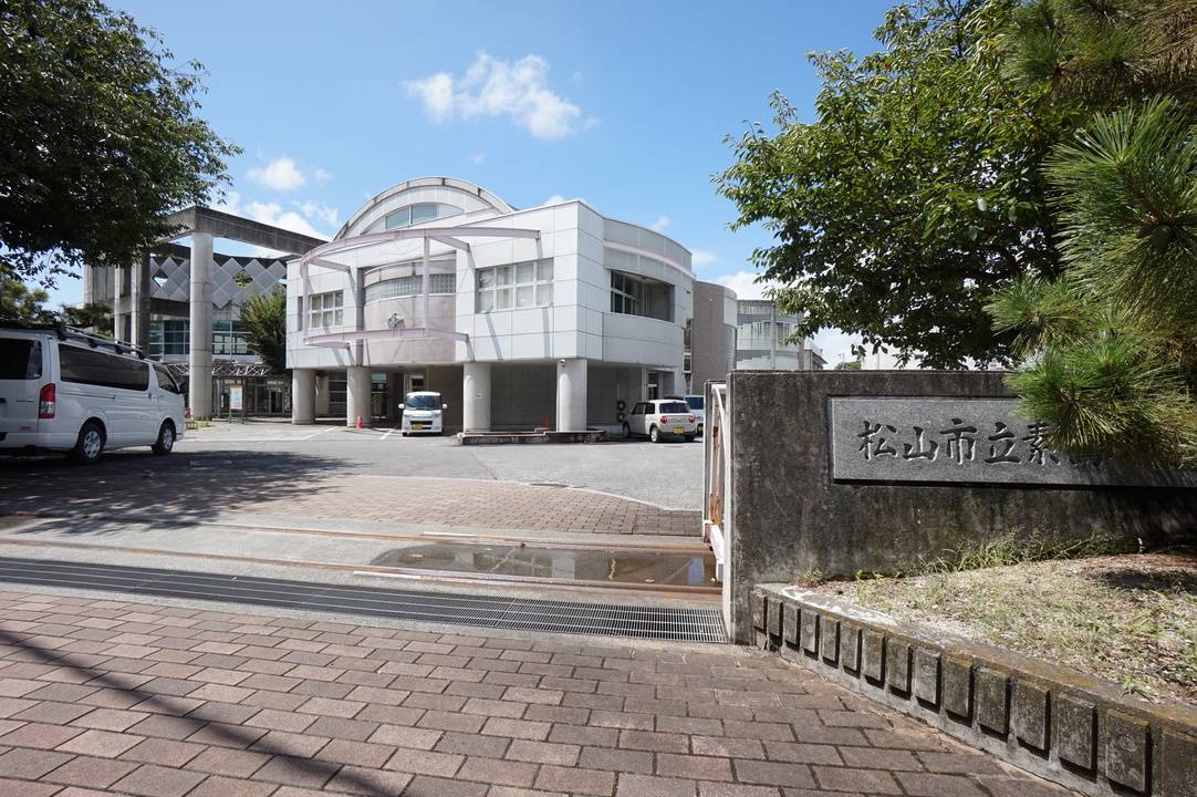 小学校　素鵞小学校（小学校）まで800m