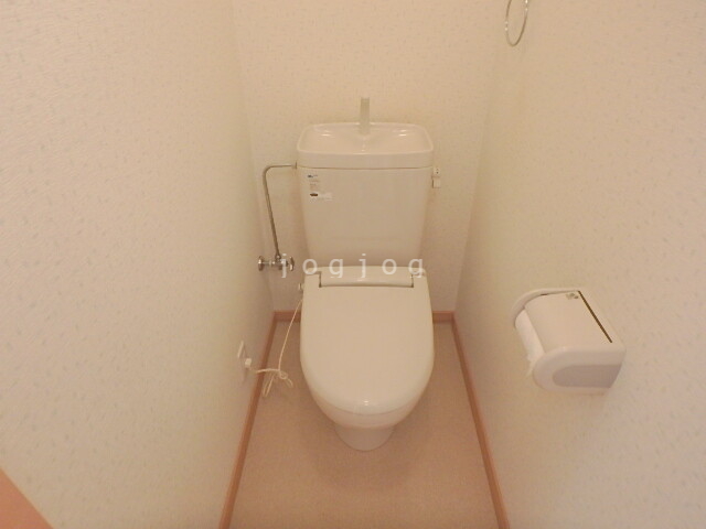 トイレ　嬉しい温水洗浄便座付きのトイレです。