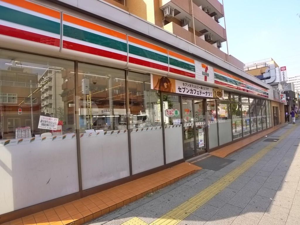 コンビニ　セブンイレブン足立梅島1丁目店（コンビニ）まで210m