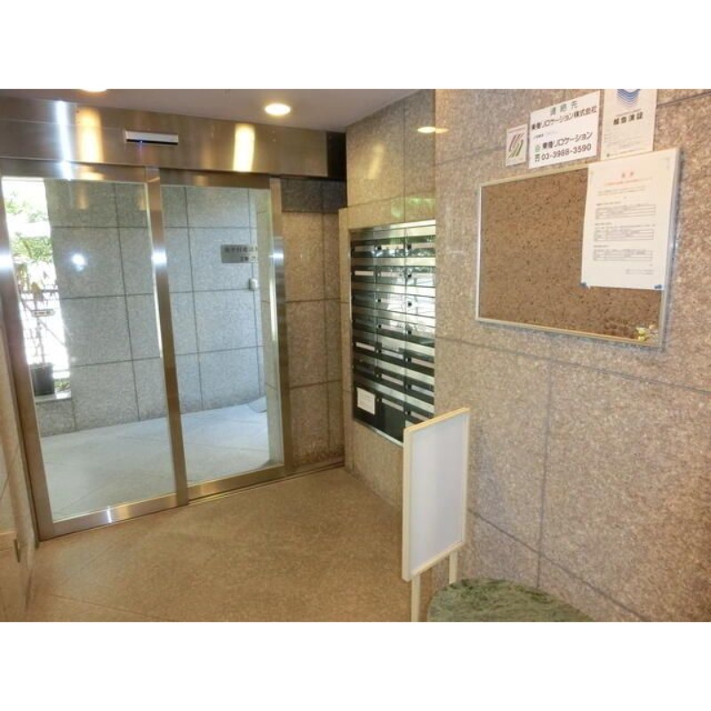 エントランス　落ち着いたエントランスです
