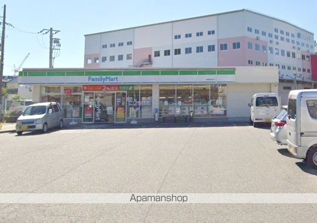 コンビニ　ファミリーマート（コンビニ）まで613m