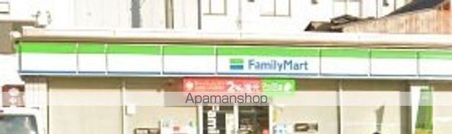 コンビニ　ファミリーマート（コンビニ）まで215m