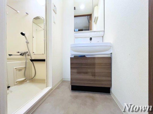 洗面設備　独立洗面台あり、毎朝おしゃれに忙しい女性の方におすすめです