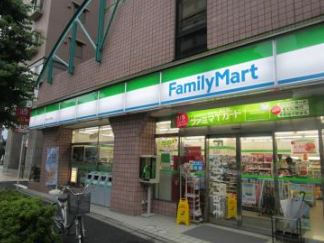 コンビニ　ファミリーマート 神田佐久間町店（コンビニ）まで130m