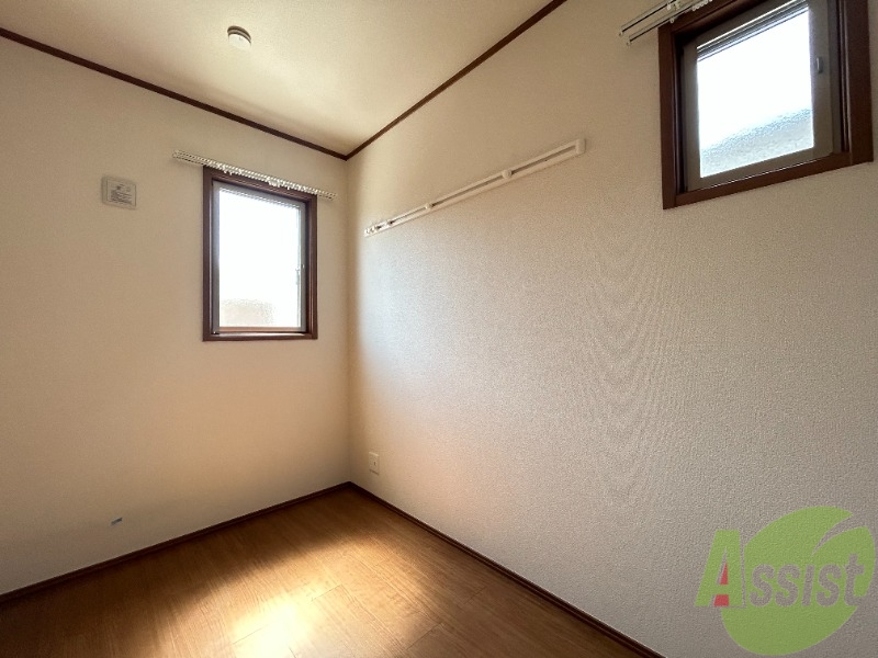 その他部屋・スペース　寝室も４．１帖と広く、部屋には洋服掛けも備わっております。