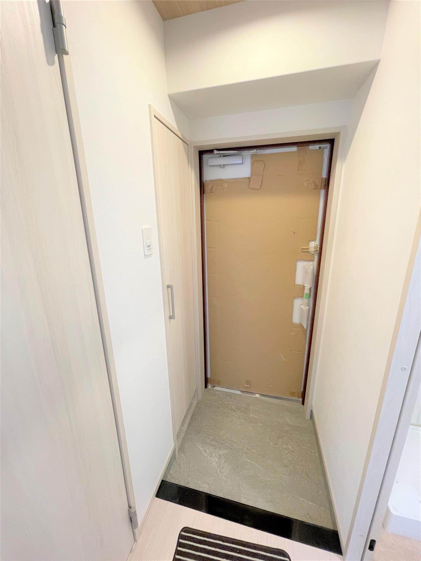 玄関　※モデルルーム写真の為、入居時家具・備品等はついてきません※