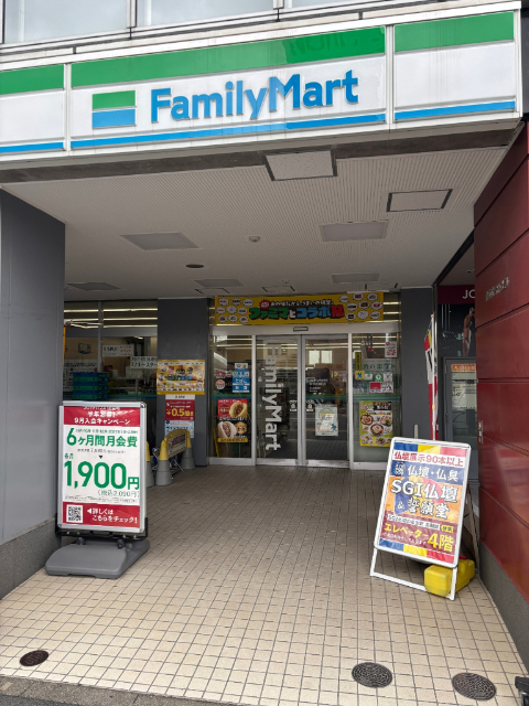 コンビニ　ファミリーマート新宿信濃町店（コンビニ）まで146m