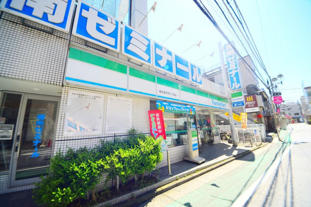 コンビニ　ファミリーマート（コンビニ）まで690m