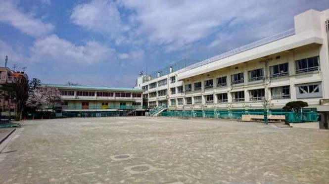 小学校　目黒区立駒場小学校（小学校）まで581m