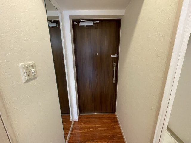 玄関　イメージとして同建物他部屋を表示しています