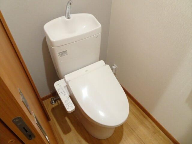 京王線 代田橋駅 徒歩5分 3階建 築41年のトイレ写真