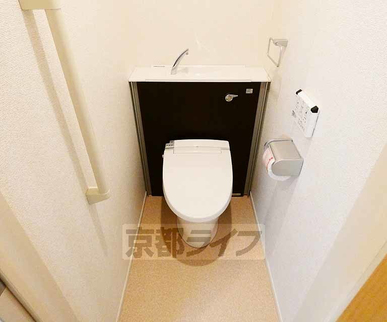 京阪宇治線 観月橋駅 徒歩7分 3階建 築8年のトイレ写真