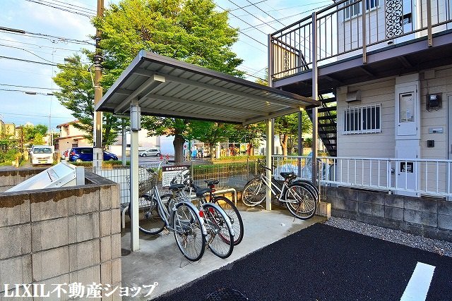 その他共有部分　敷地内に屋根付きの駐輪場があります。