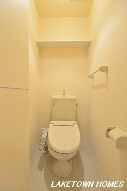トイレ　上部に収納棚がある温水洗浄暖房便座付のトイレです。