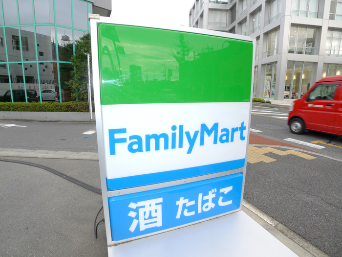 コンビニ　ファミリーマート（コンビニ）まで450m