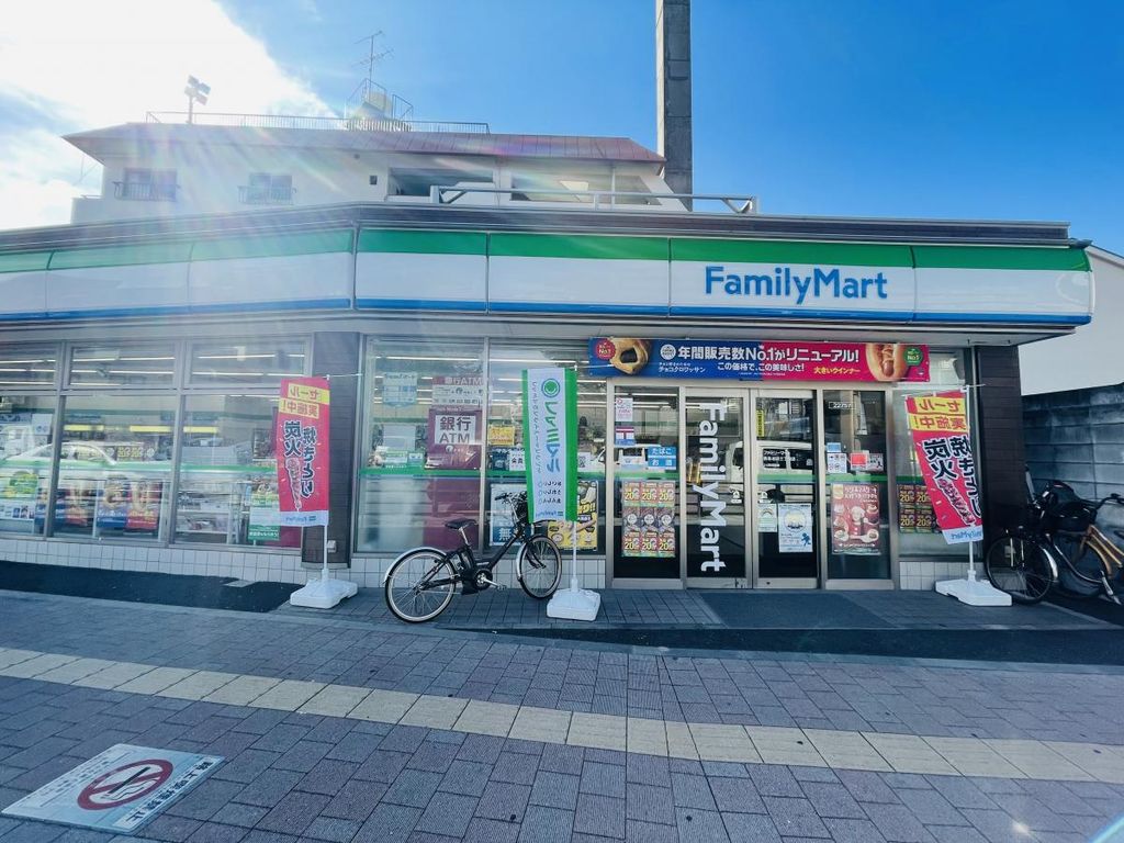 コンビニ　ファミリーマート（コンビニ）まで240m