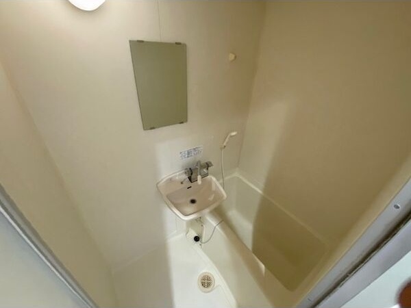 バス・シャワールーム　※写真は同じマンションの違う部屋のものになります。