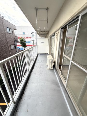 バルコニー　とても広いバルコニーで、風通し良好なので快適に洗濯物を干せま