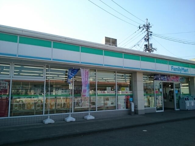 コンビニ　ファミリーマート巻駅前店（コンビニ）まで950m