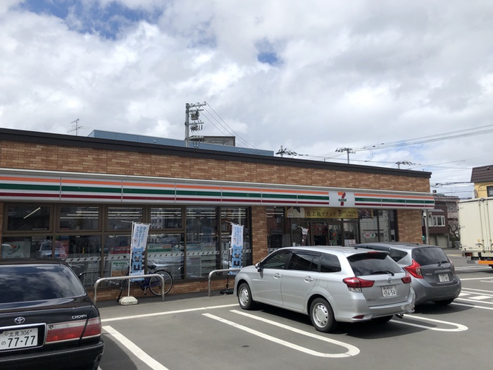 コンビニ　セブンイレブン（コンビニ）まで300m