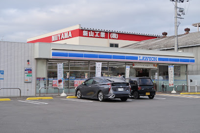 コンビニ　ローソン 東大阪衣摺五丁目店（コンビニ）まで400m