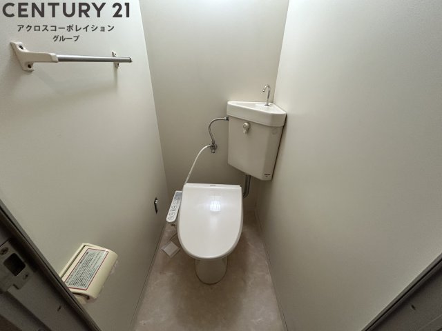 トイレ　温水洗浄便座付きのトイレです♪