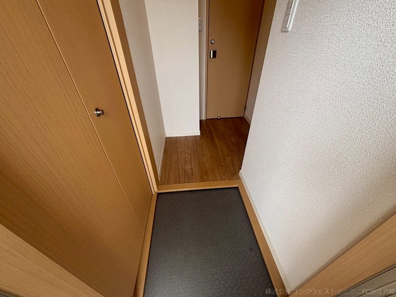 玄関　※写真は101号室です。