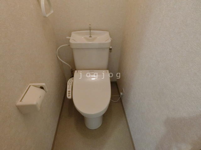 トイレ　嬉しい温水洗浄便座付きのトイレです。