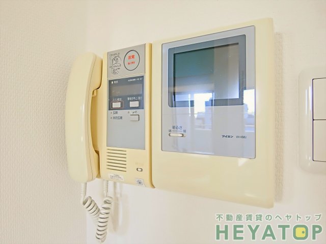 セキュリティ　不意の訪問もモニター付きドアホンで安心確認（同仕様写真）