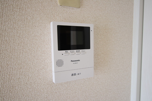 セキュリティ　ＴＶモニタ付ドアホンあり♪　訪問者のお顔が確認できます！