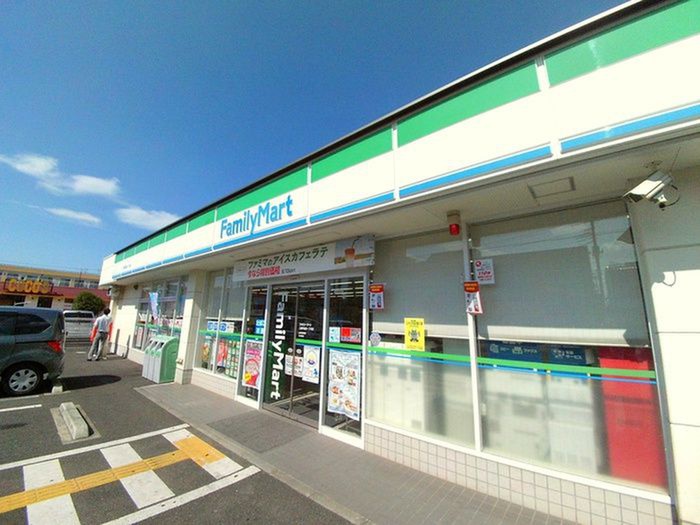コンビニ　ファミリーマート（コンビニ）まで600m