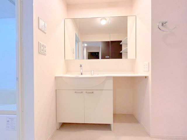 洗面設備　忙しい朝でもあなたを手助けしてくれる洗面台です。