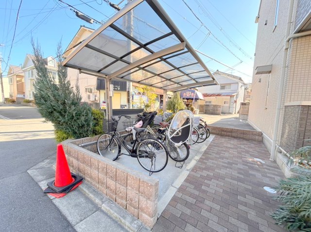 駐車場　敷地内には入居者専用の駐輪スペースもあります。