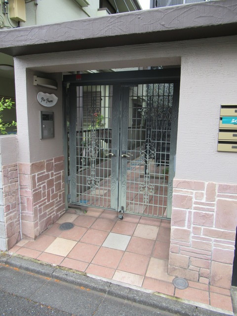 エントランス　入り口は安心のオートロック式です♪