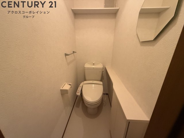 トイレ　温水洗浄便座付きのトイレです♪