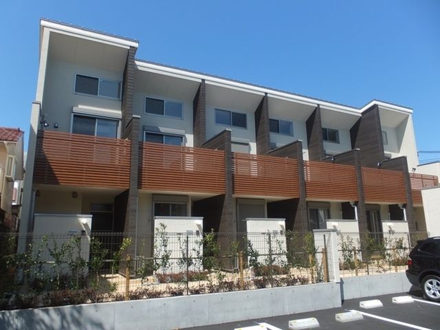 建物外観　メゾネットタイプのテラスハウス